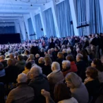 En vidéo : 900 personnes au dernier meeting de Nathalie Koenders avant le premier tour des municipales à Dijon