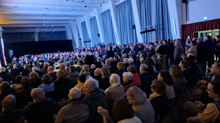 En vidéo : 900 personnes au dernier meeting de Nathalie Koenders avant le premier tour des municipales à Dijon