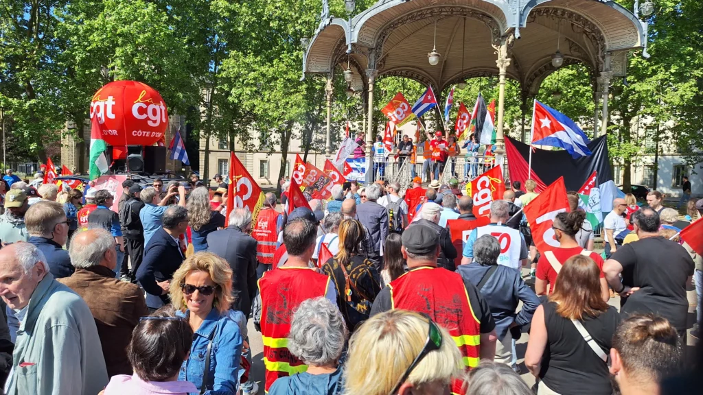 En images : une mobilisation plus large que l’an passé dans les rues de Dijon