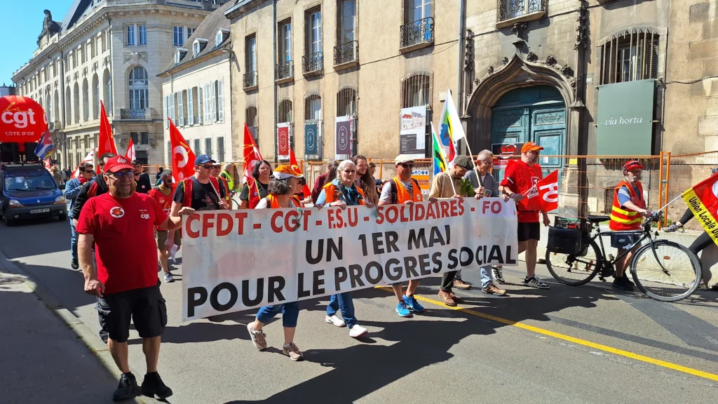 En images : une mobilisation plus large que l’an passé dans les rues de Dijon
