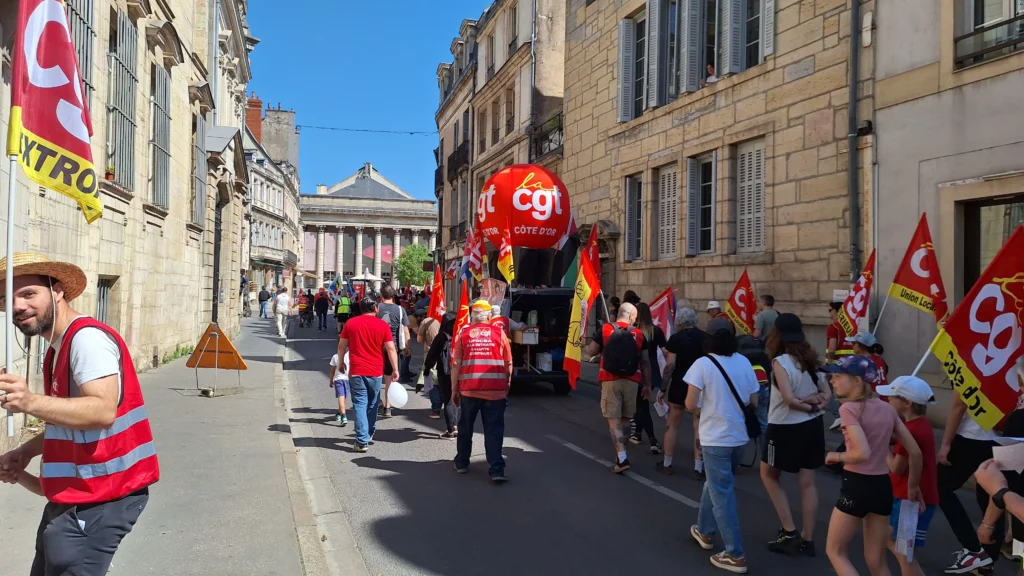 En images : une mobilisation plus large que l’an passé dans les rues de Dijon