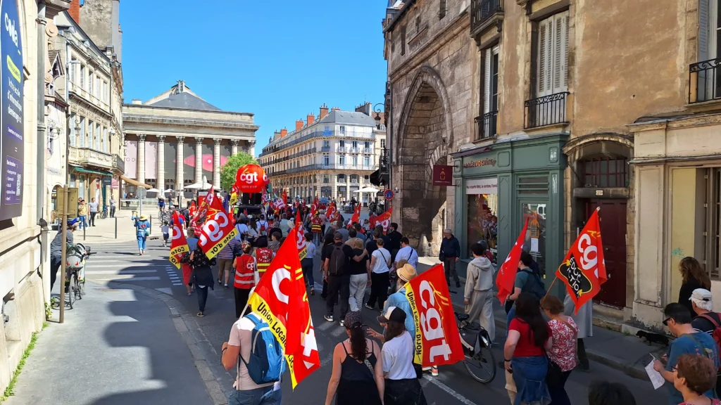 En images : une mobilisation plus large que l’an passé dans les rues de Dijon