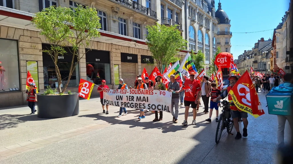 En images : une mobilisation plus large que l’an passé dans les rues de Dijon