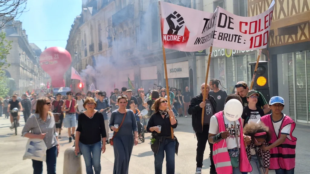 En images : une mobilisation plus large que l’an passé dans les rues de Dijon