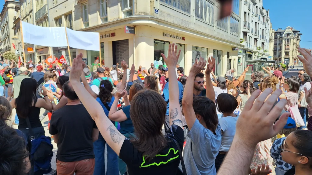 En images : une mobilisation plus large que l’an passé dans les rues de Dijon