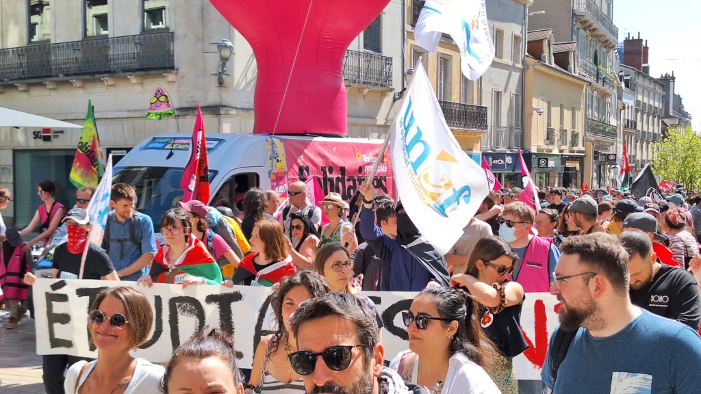 En images : une mobilisation plus large que l’an passé dans les rues de Dijon