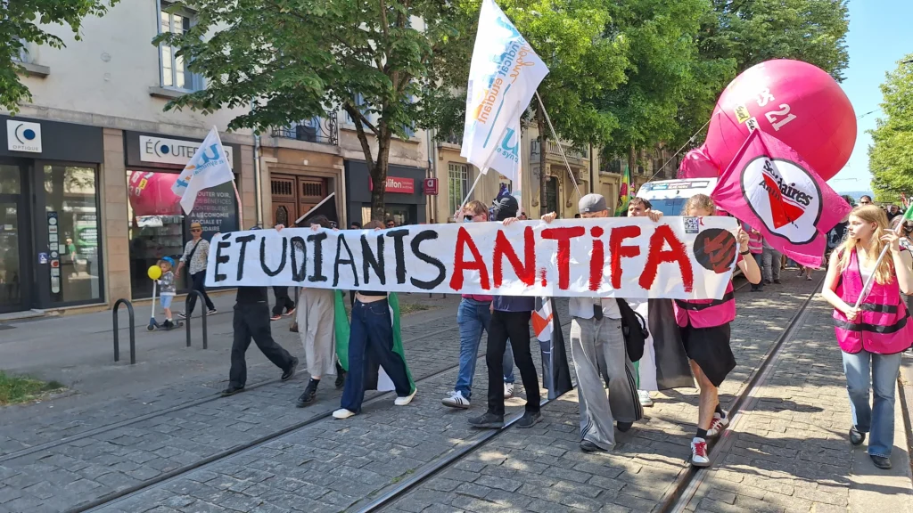 En images : une mobilisation plus large que l’an passé dans les rues de Dijon