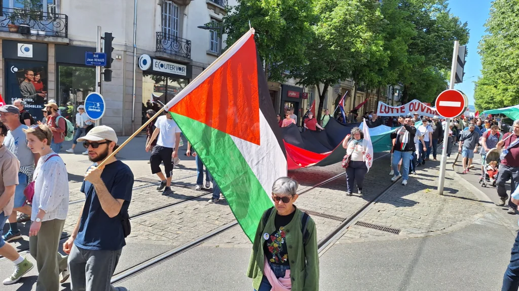 En images : une mobilisation plus large que l’an passé dans les rues de Dijon
