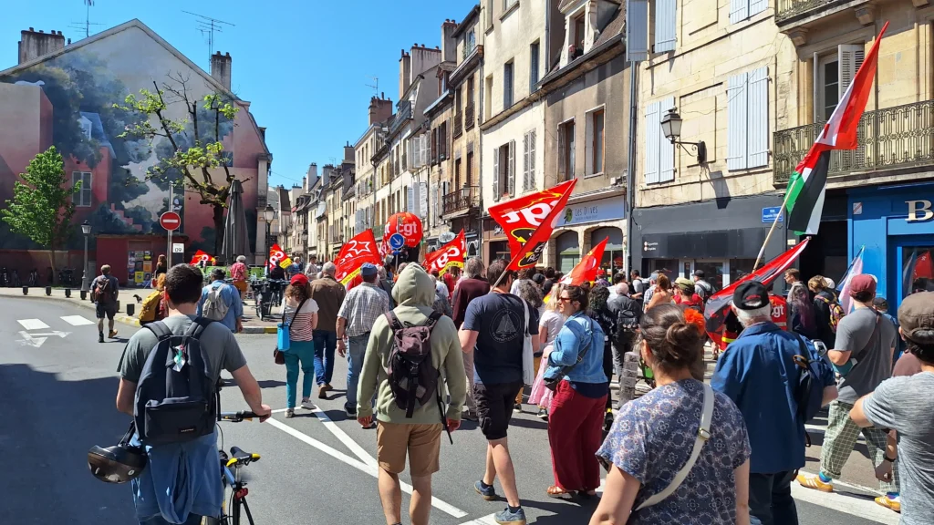 En images : une mobilisation plus large que l’an passé dans les rues de Dijon