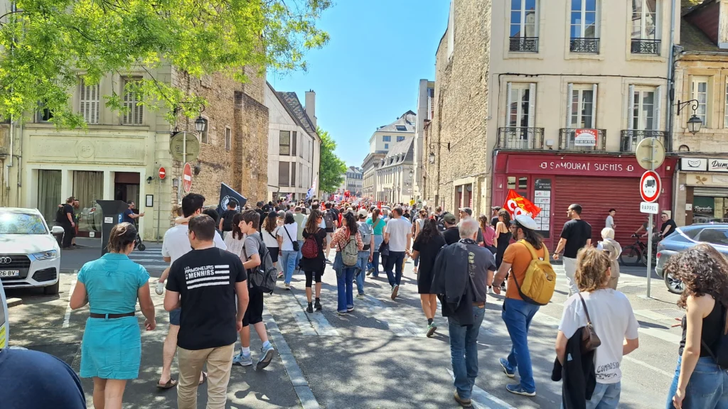 En images : une mobilisation plus large que l’an passé dans les rues de Dijon