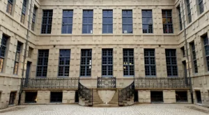 François Rebsamen célèbre l’entrée de l’Hôtel Bouchu d’Esterno au patrimoine de la diplomatie