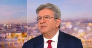 Jean-Luc Mélenchon officialise sa candidature à la présidentielle de 2027