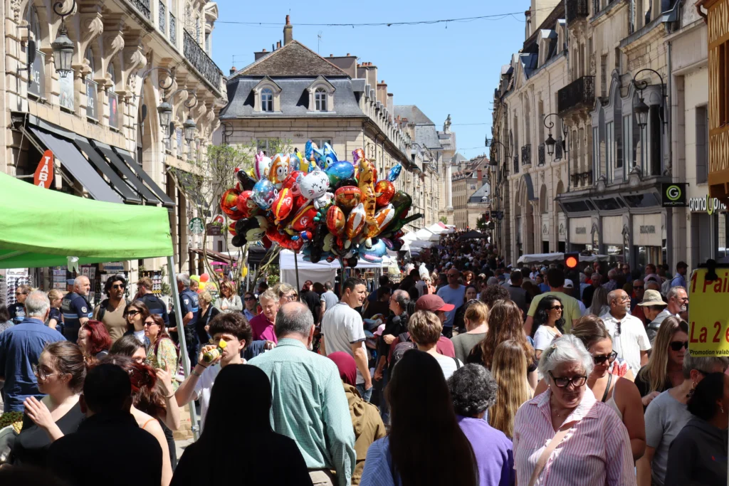 En images : une foule au rendez-vous pour la Braderie de Printemps à Dijon