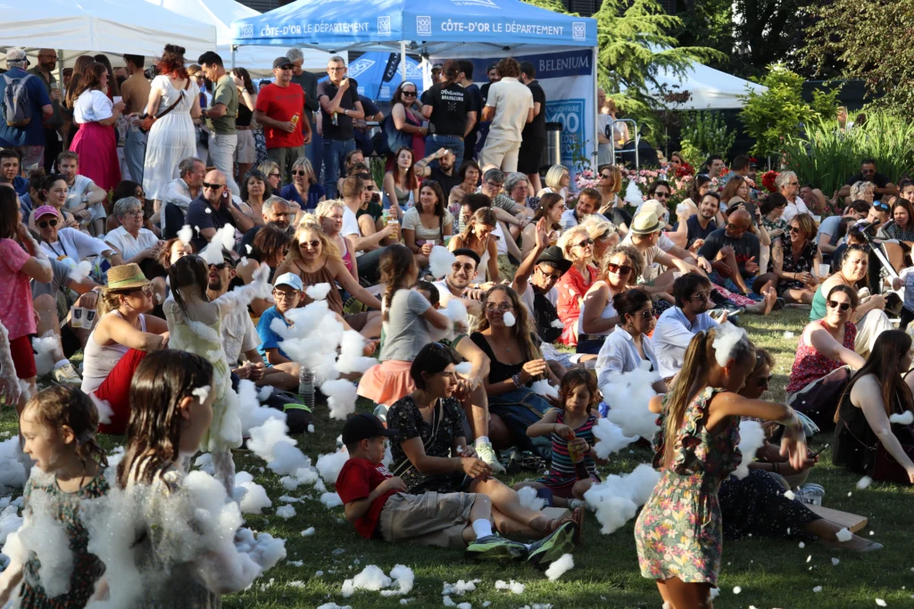 En images : forte affluence pour l’afterwork “Ça mousse dans les Jardins du Département !”