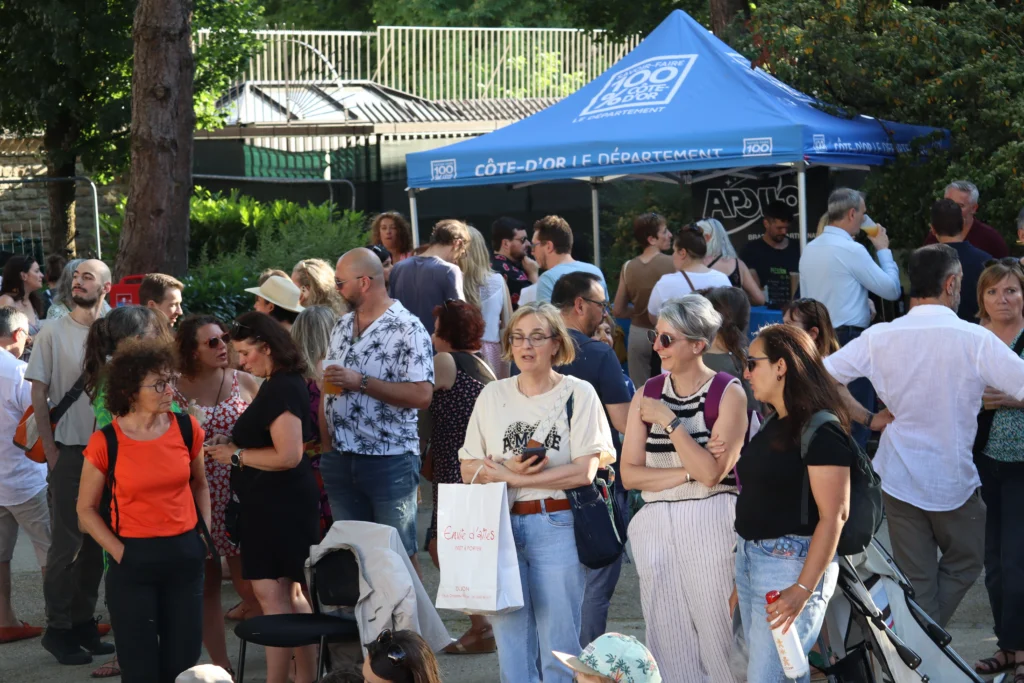 En images : forte affluence pour l’afterwork “Ça mousse dans les Jardins du Département !”