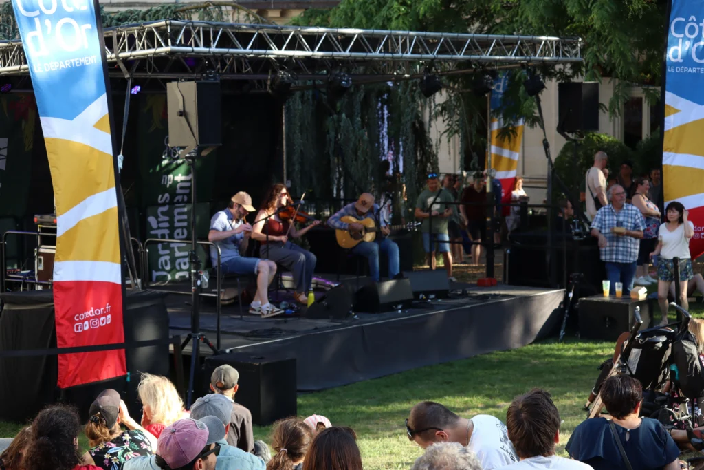 En images : forte affluence pour l’afterwork “Ça mousse dans les Jardins du Département !”