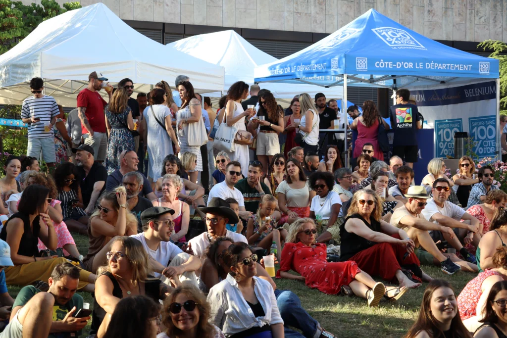 En images : forte affluence pour l’afterwork “Ça mousse dans les Jardins du Département !”