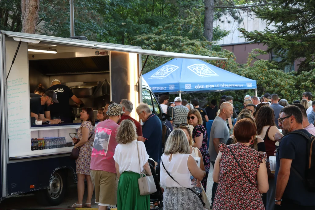 En images : forte affluence pour l’afterwork “Ça mousse dans les Jardins du Département !”