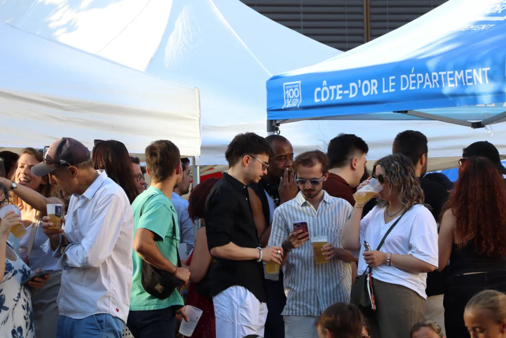 En images : forte affluence pour l’afterwork “Ça mousse dans les Jardins du Département !”