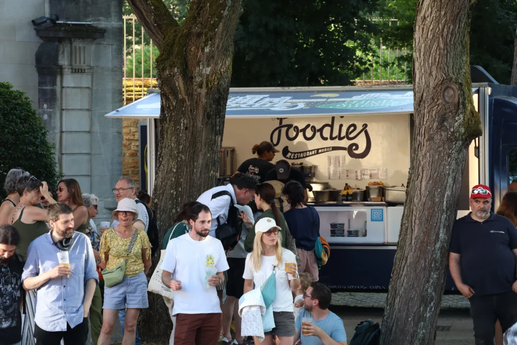 En images : forte affluence pour l’afterwork “Ça mousse dans les Jardins du Département !”