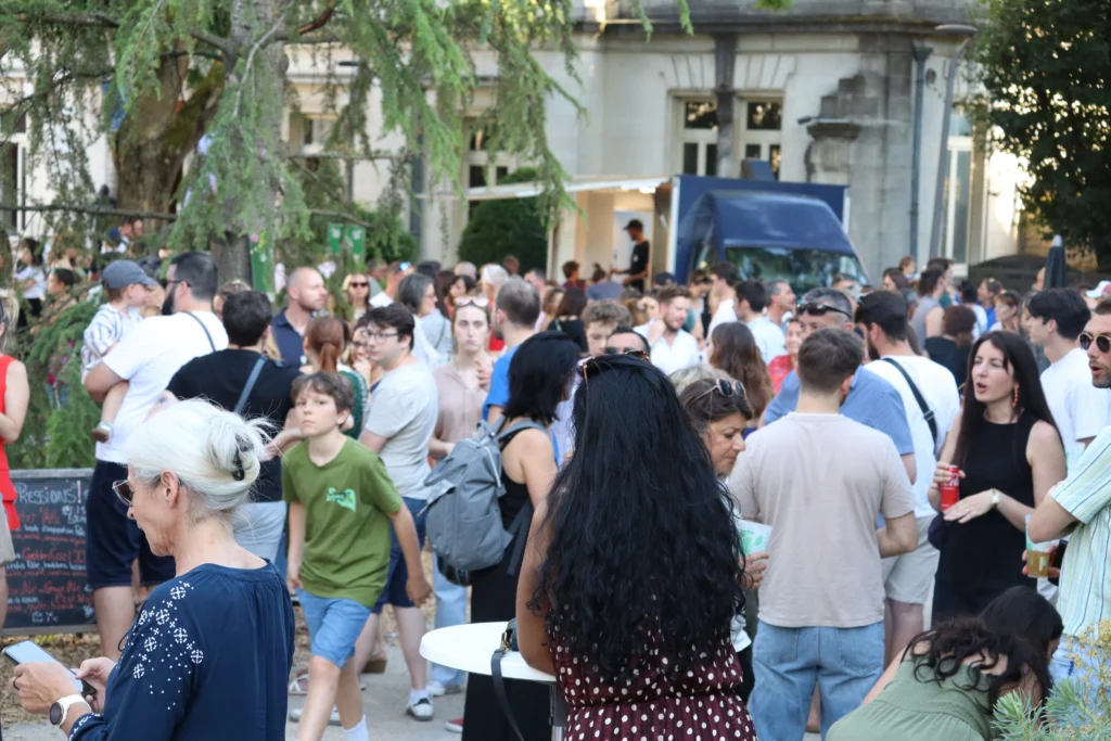 En images : forte affluence pour l’afterwork “Ça mousse dans les Jardins du Département !”