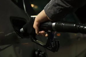Carburants : le gouvernement annonce de nouvelles aides, loin de répondre à l’urgence