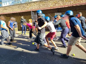 Casques, boucliers, matraques : une activité scolaire à Dijon provoque le malaise