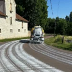Côte-d’Or : le Département épand du lait de chaux pour sécuriser les routes face aux fortes chaleurs