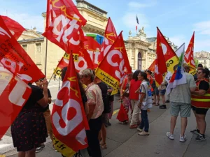 À Dijon, l’intersyndicale défend le 1er Mai devant la permanence de François Patriat
