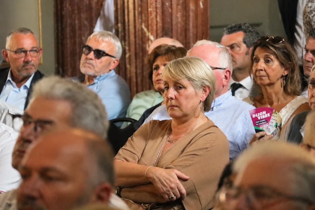 En images : Nathalie Koenders décorée de la Légion d’honneur à la mairie de Dijon