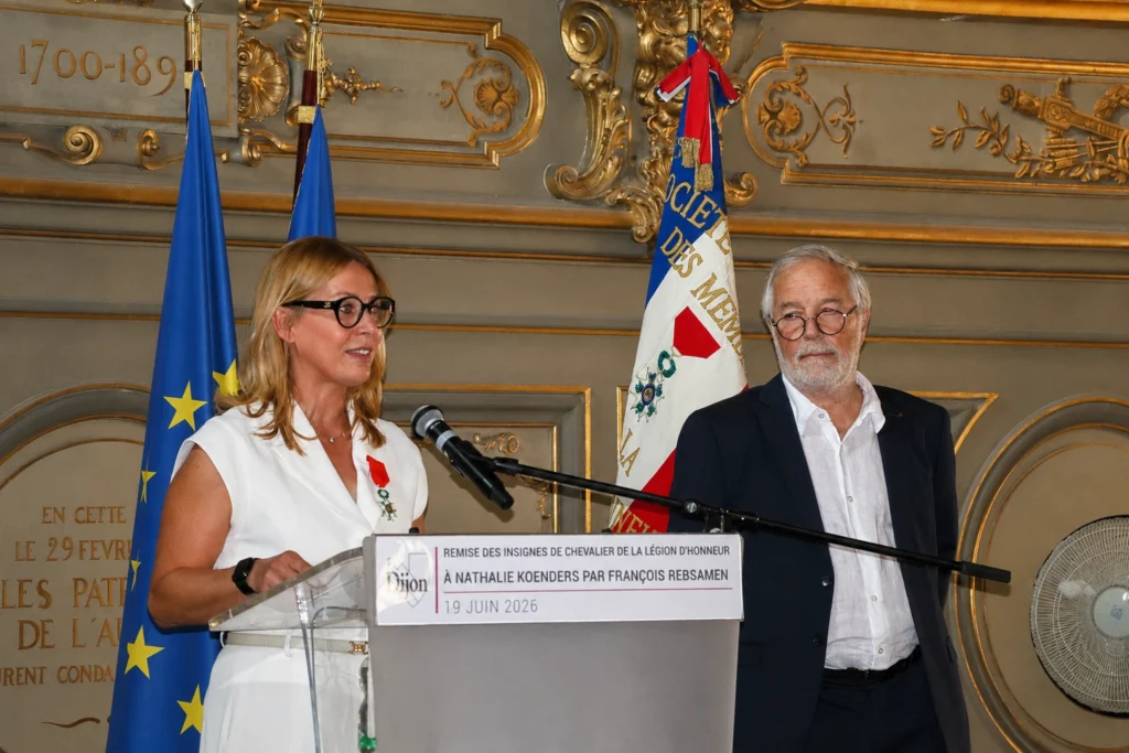 En images : Nathalie Koenders décorée de la Légion d’honneur à la mairie de Dijon