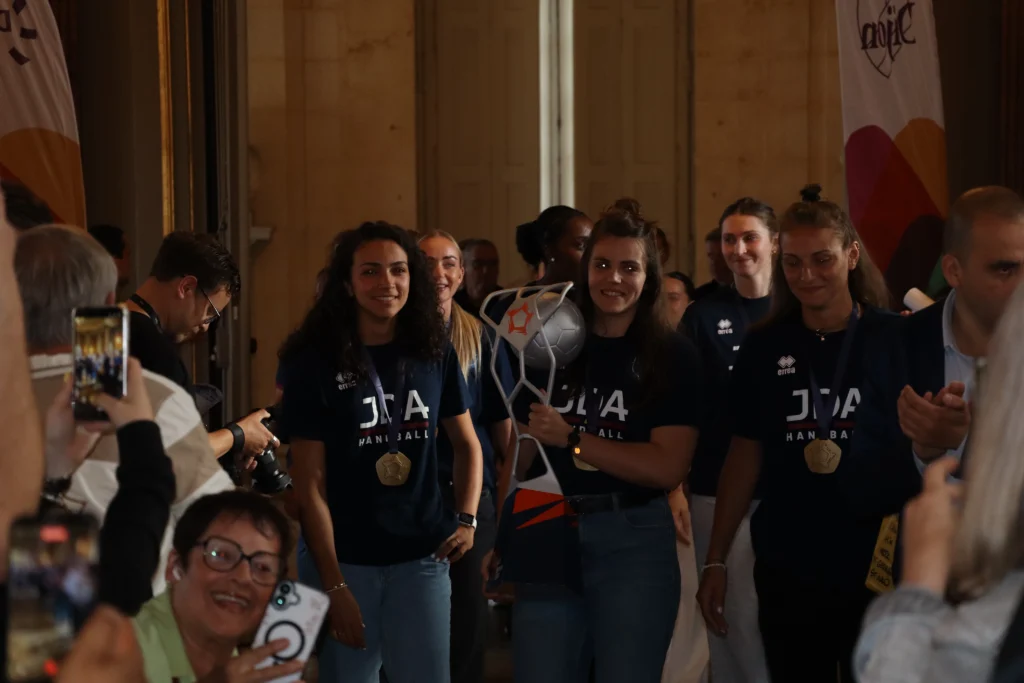 En images. Dijon célèbre les championnes d’Europe de la JDA Handball