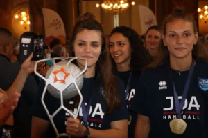 En images. Dijon célèbre les championnes d’Europe de la JDA Handball