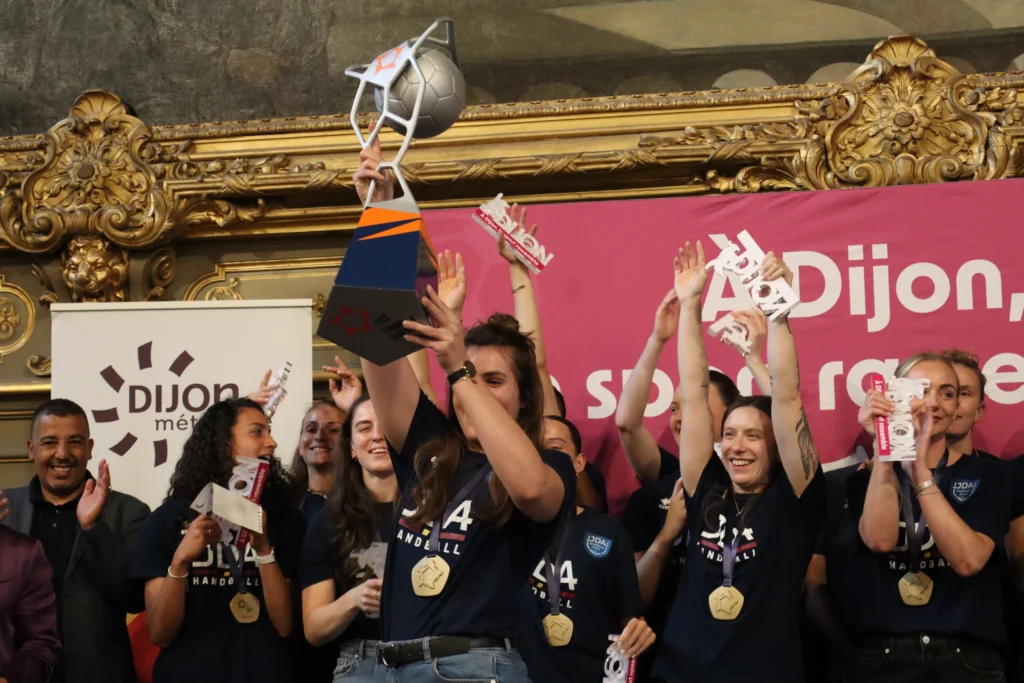 En images. Dijon célèbre les championnes d’Europe de la JDA Handball