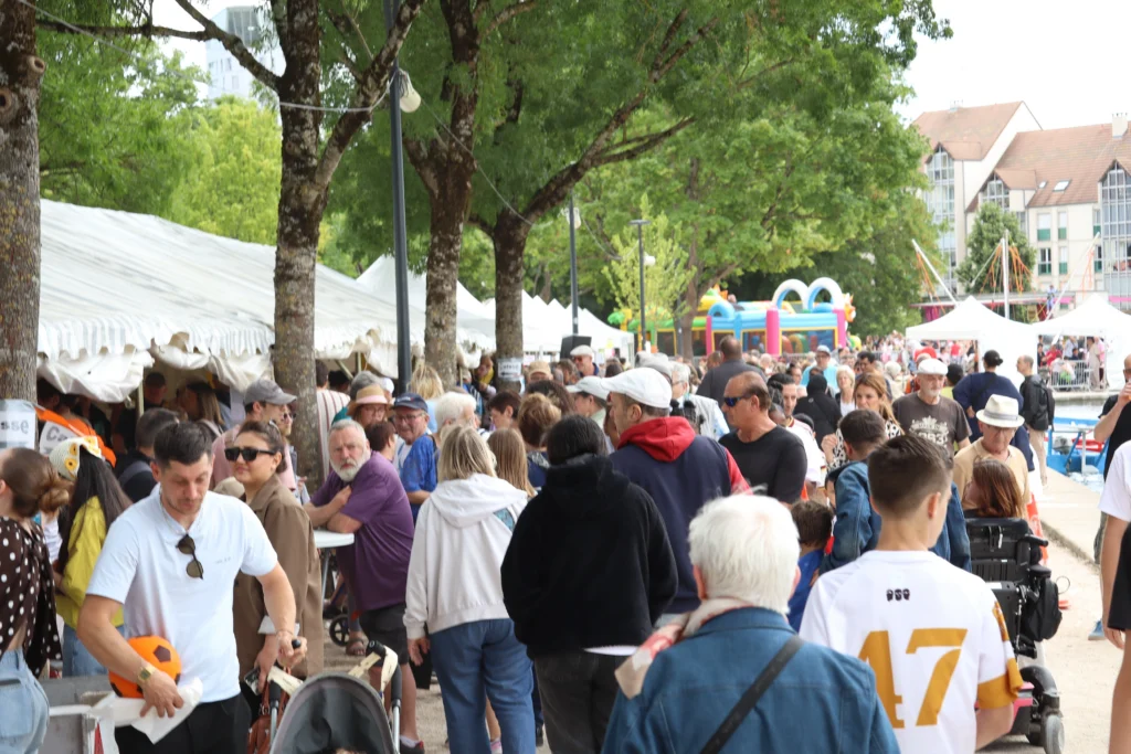 En images : la Fête du Port du Canal attire de nombreux visiteurs à Dijon