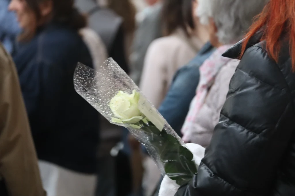 En images : à Dijon, 300 personnes rassemblées en hommage à Lyhanna