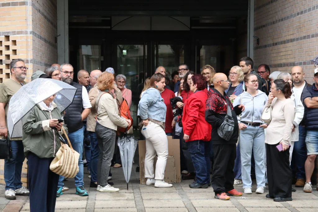En images : à Dijon, 300 personnes rassemblées en hommage à Lyhanna
