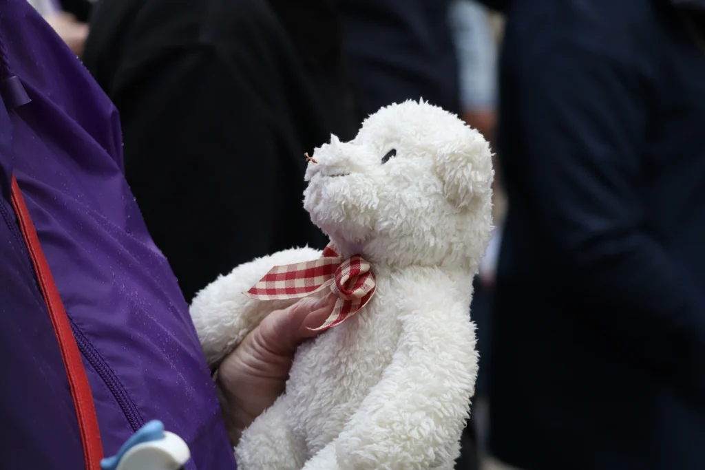 En images : à Dijon, 300 personnes rassemblées en hommage à Lyhanna