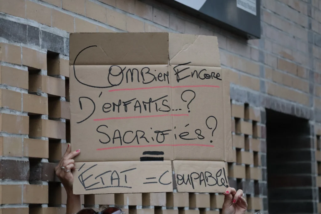 En images : à Dijon, 300 personnes rassemblées en hommage à Lyhanna