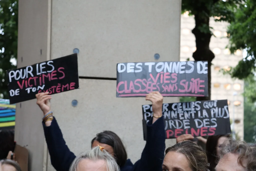 En images : à Dijon, 300 personnes rassemblées en hommage à Lyhanna