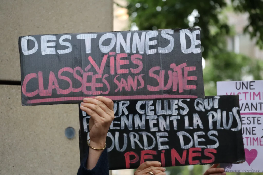 En images : à Dijon, 300 personnes rassemblées en hommage à Lyhanna