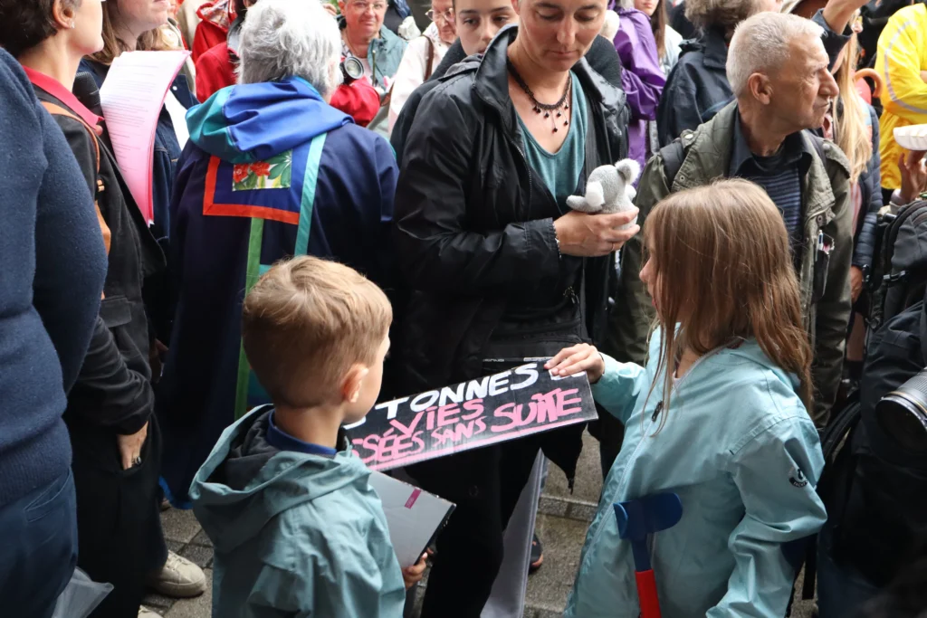 En images : à Dijon, 300 personnes rassemblées en hommage à Lyhanna