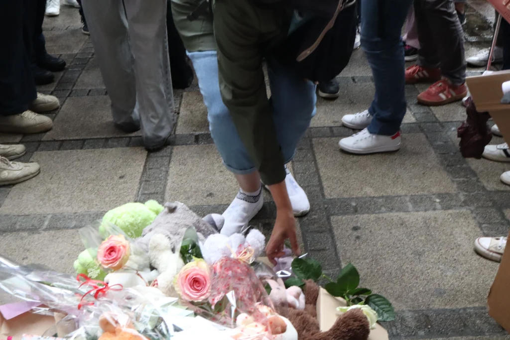 En images : à Dijon, 300 personnes rassemblées en hommage à Lyhanna