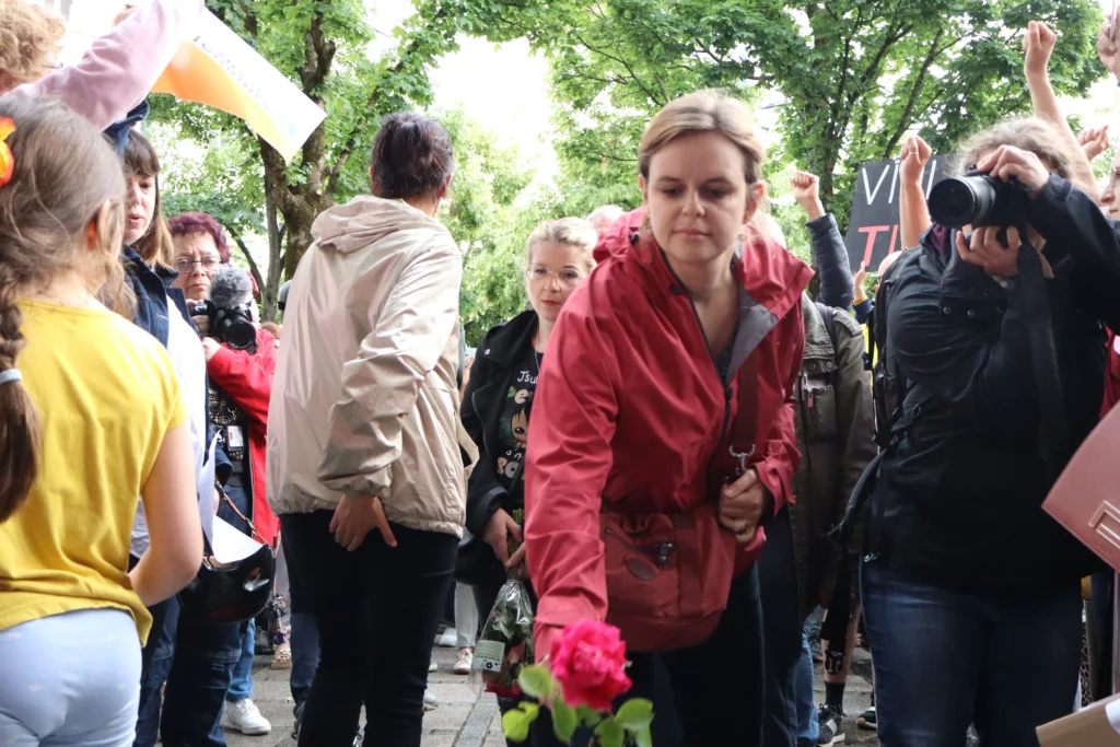 En images : à Dijon, 300 personnes rassemblées en hommage à Lyhanna
