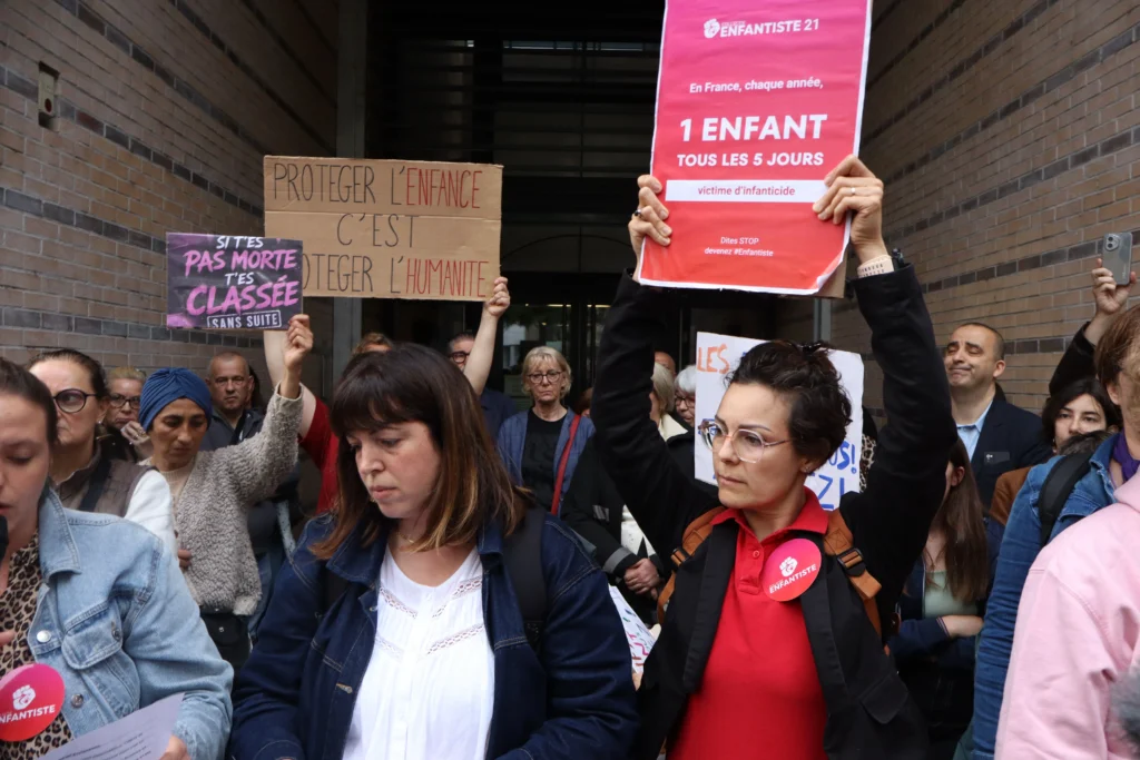 En images : à Dijon, 300 personnes rassemblées en hommage à Lyhanna