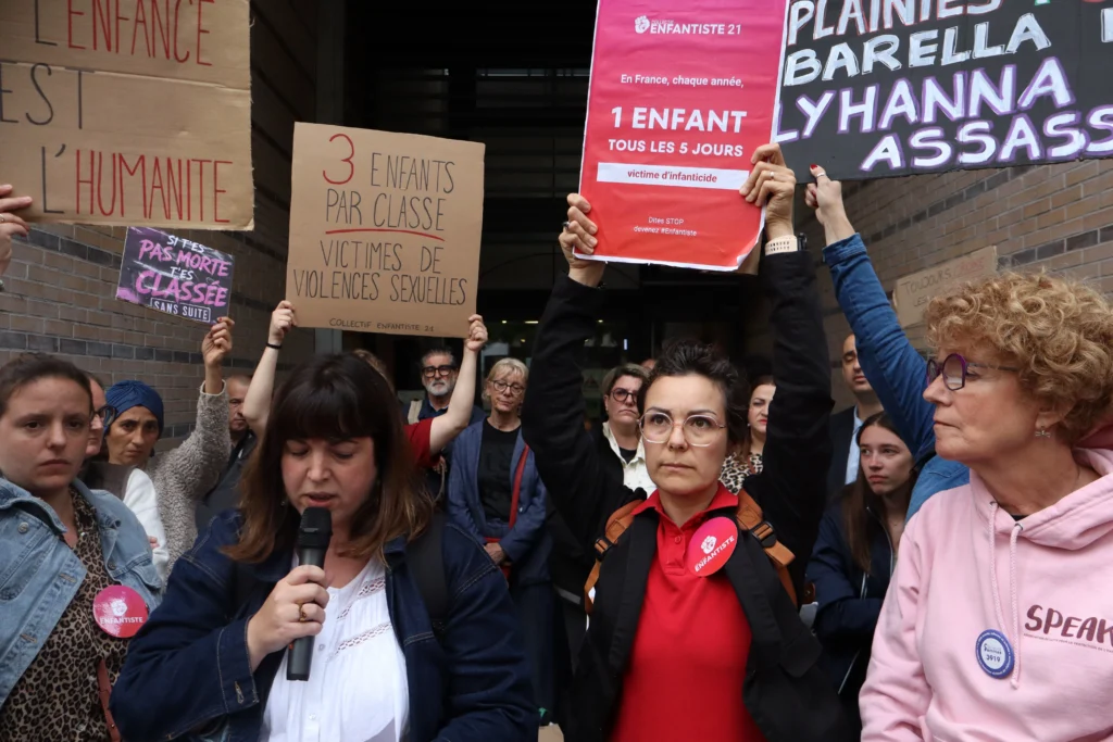 En images : à Dijon, 300 personnes rassemblées en hommage à Lyhanna