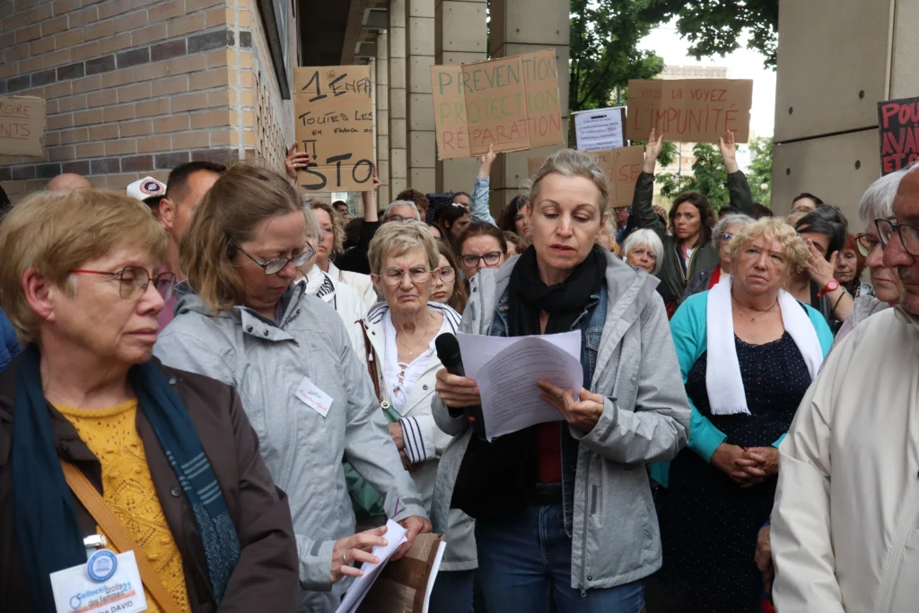 En images : à Dijon, 300 personnes rassemblées en hommage à Lyhanna