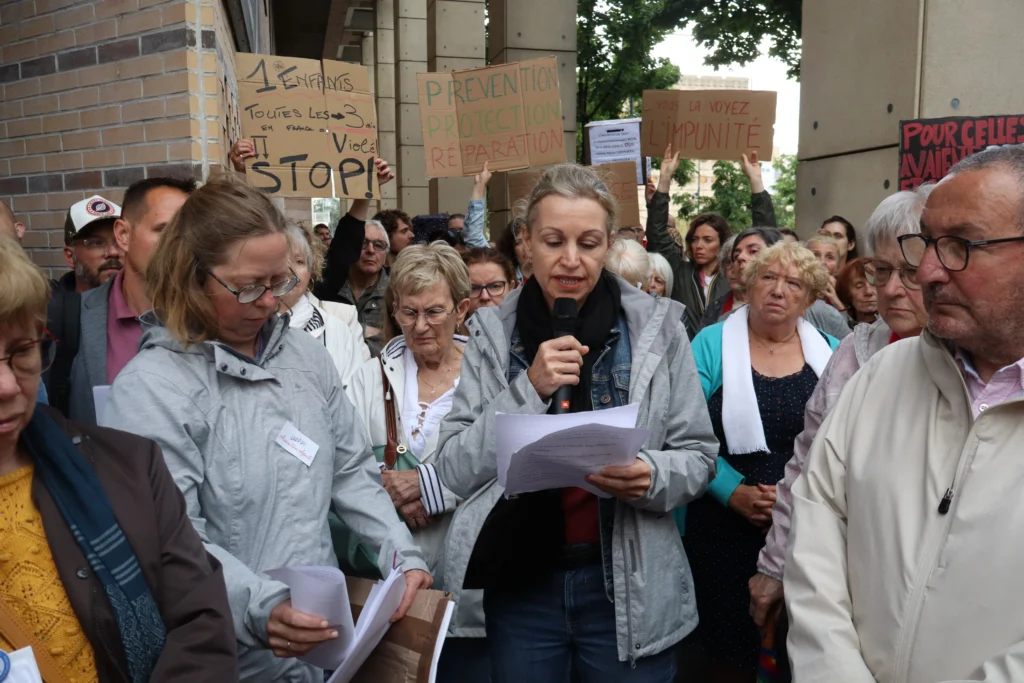 En images : à Dijon, 300 personnes rassemblées en hommage à Lyhanna