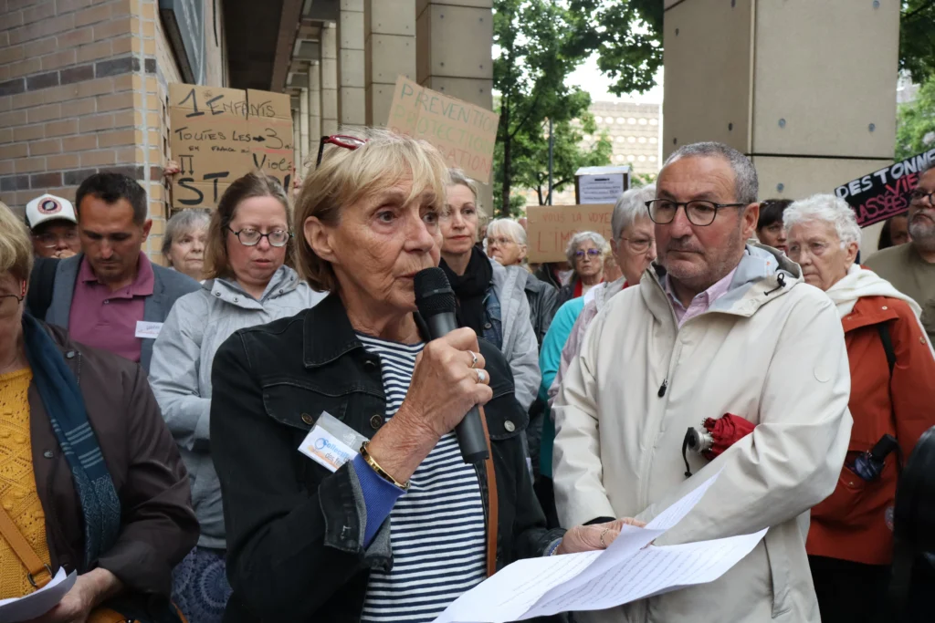 En images : à Dijon, 300 personnes rassemblées en hommage à Lyhanna