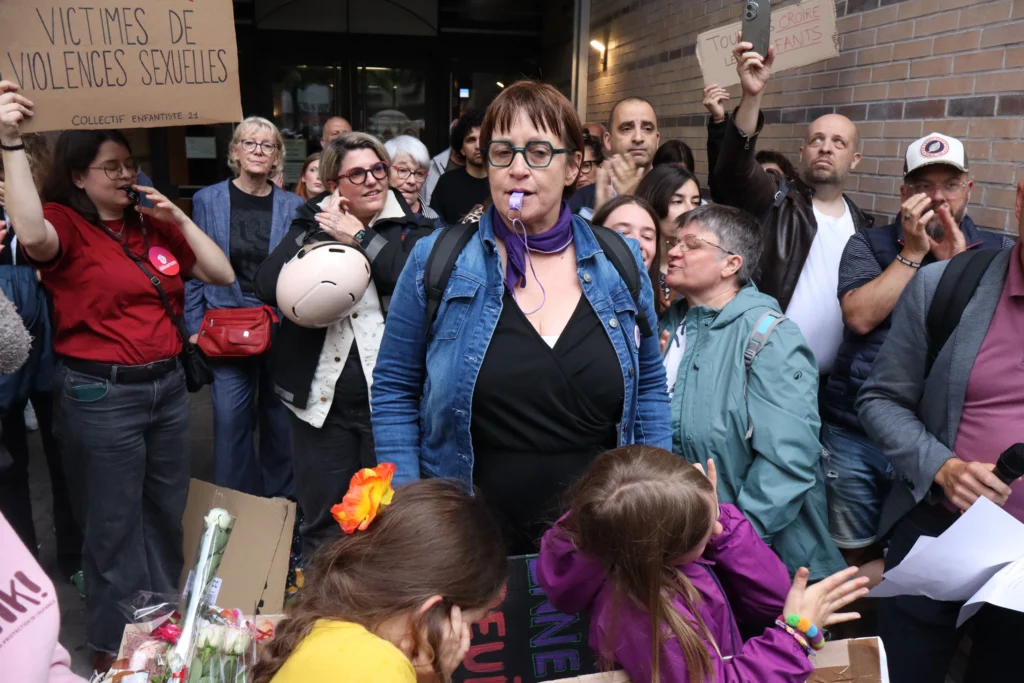 En images : à Dijon, 300 personnes rassemblées en hommage à Lyhanna